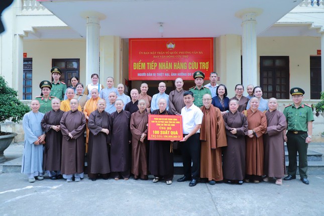 Đoàn Phân ban Ni giới T.Ư và Ban Trị sự tỉnh Bắc Ninh trao quà tượng trưng đến bà con địa phương Đoàn Phân ban Ni giới T.Ư và Ban Trị sự tỉnh Bắc Ninh trao quà tượng trưng đến bà con địa phương