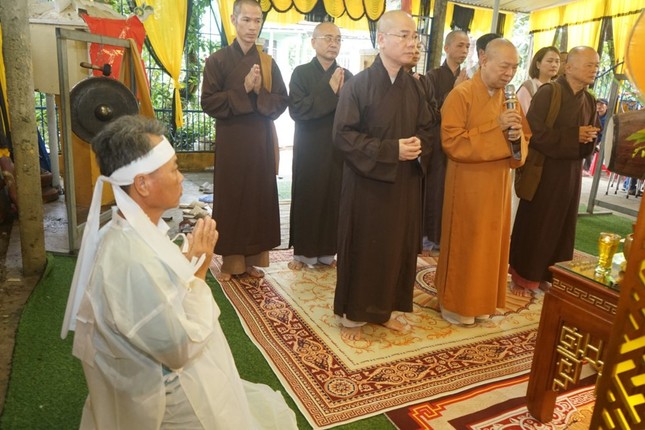 Đoàn cũng đã đến viếng tang và chia buồn cùng gia đình Phật tử Tăng Xuân