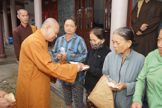 Hòa thượng Thích Từ Nghiêm trao quà đến bà con trong vùng bão lụt tại P.Hội An