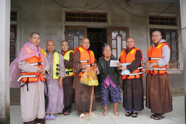 Trao quà chia sẻ đến những hoàn cảnh khó khăn do lũ lụt tại xã Quảng Điền, TP.Huế