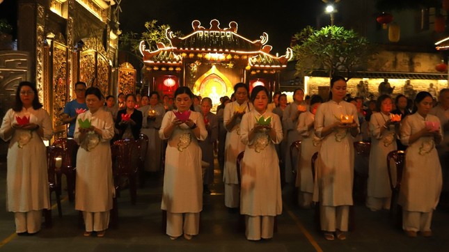 Phật tử thắp nến tri ân