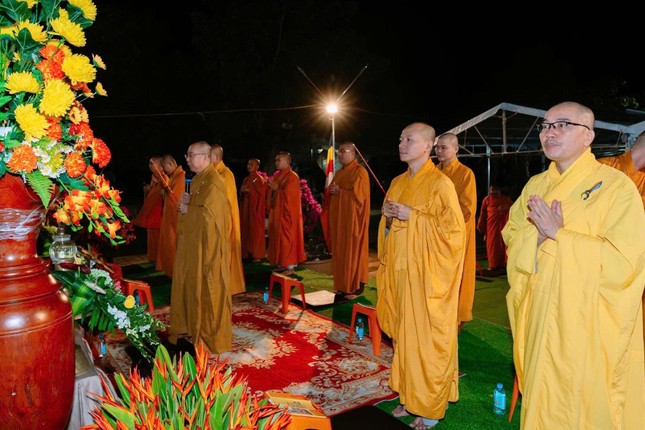 Chư tôn đức nguyện hương bạch Phật và hành trì chú Đại bi, đảnh lễ ngũ bách danh Bồ-tát Quán Thế Âm