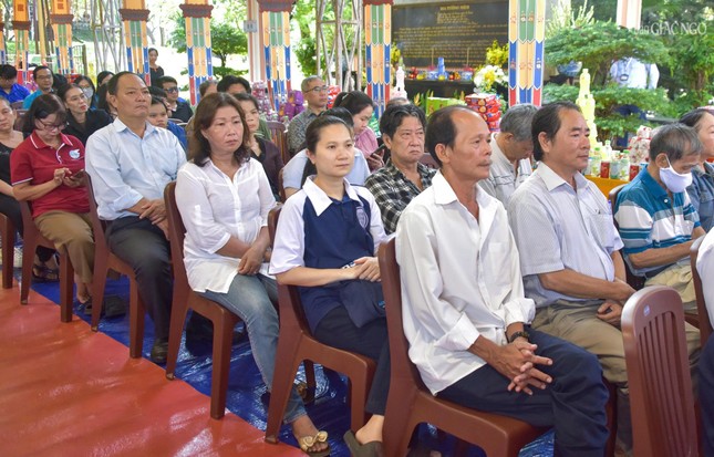 Thân nhân các liệt sĩ, gia đình có công tham dự lễ tưởng niệm tại Công viên văn hóa Lê Thị Riêng