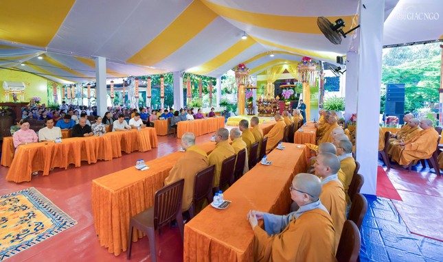 Quang cảnh lễ tưởng niệm tại Đài tưởng niệm Công viên văn hóa Lê Thị Riêng