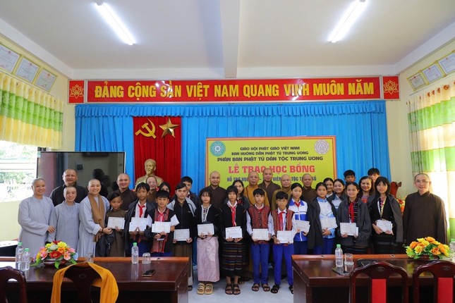 Phân ban Phật tử dân tộc T.Ư trao học bổng tại Quảng Trị