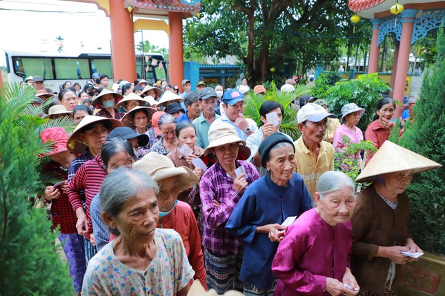 Bà con ở vùng bão lũ thuộc TP.Đà Nẵng đến nhận quà