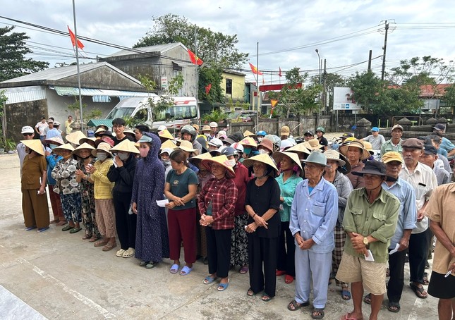 Bà con xã Quảng Điền đến nhận quà của đoàn