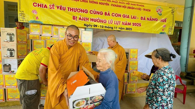Đoàn Ban Từ thiện xã hội Phật giáo TP.HCM và chùa Tường Nguyên chia sẻ kịp thời giúp bà con vùng bão lũ ổn định cuộc sống - Ảnh: T.N Đoàn Ban Từ thiện xã hội Phật giáo TP.HCM và chùa Tường Nguyên chia sẻ kịp thời giúp bà con vùng bão lũ ổn định cuộc sống - Ảnh: T.N