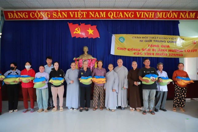 Đoàn Phân ban Ni giới T.Ư trao quà đến bà con vùng bão lũ các tỉnh miền Trung