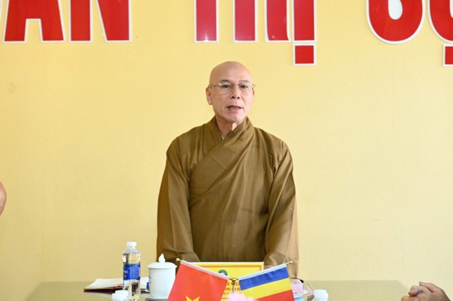 Thượng tọa Thích Nhuận Bảo chủ trì buổi họp