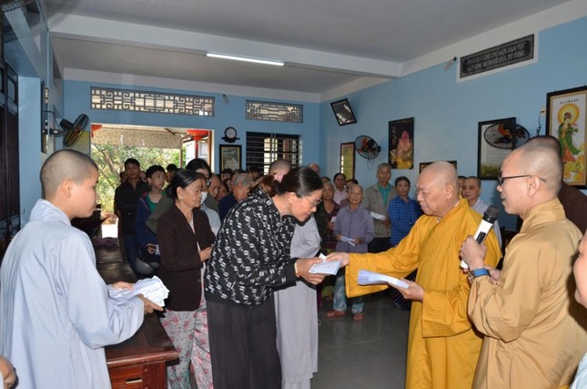 Chư tôn đức trao quà đến những gia đình khó khăn Chư tôn đức trao quà đến những gia đình khó khăn