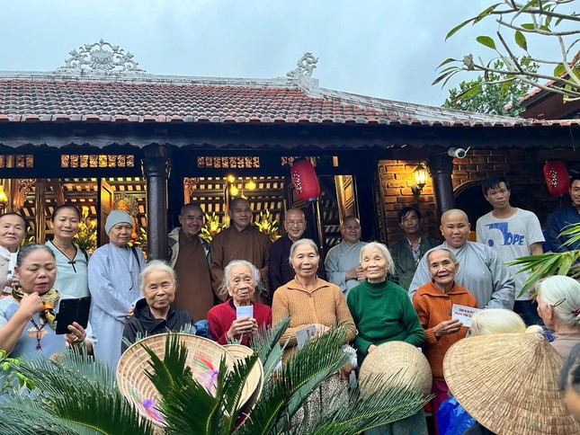 Đoàn trao quà tại tịnh thất Long Minh (P.Kim Long)