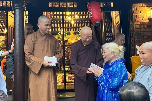 Hòa thượng Thích Khế Chơn cùng Thượng tọa Thích Thiện Thông trao quà đến bà con, tại tịnh thất Long Minh (P.Kim Long)