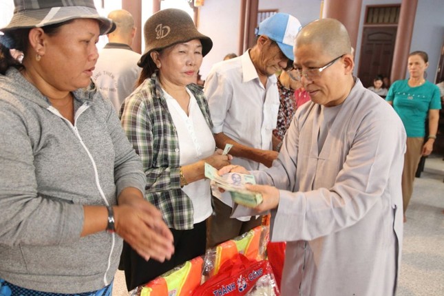 Ni sư Thích nữ Minh Hiền trao quà đến bà con vùng bão lũ