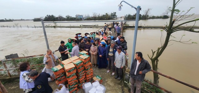 Đoàn trao quà giữa nước bao quanh