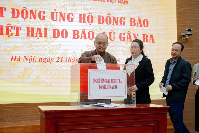 Đại đức Thích Nguyên Chính đóng góp hỗ trợ bà con vùng bão lũ