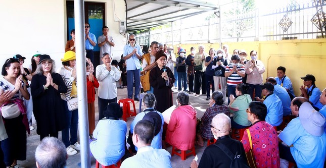 Hòa thượng Thích Chơn Nguyên động viên với bà con khiếm thị tỉnh Đồng Nai