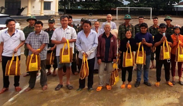 Đoàn chia sẻ với bà con vùng lũ xã Hòa Thịnh, tỉnh Đắk Lắk