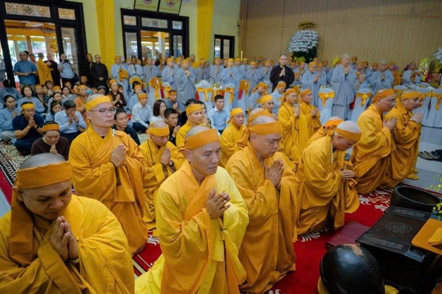 Môn đồ pháp quyến tác bạch cúng dường trai Tăng