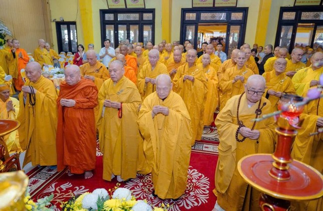 Chư tôn giáo phẩm Hội đồng Chứng minh, Hội đồng Trị, Ban Trị sự TP.HCM dâng hương tưởng niệm Giác linh Trưởng lão Hòa thượng tại tổ đình Vĩnh Nghiêm