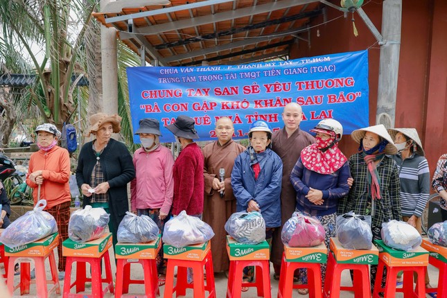 Đoàn trao tặng quà đến bà con vùng bão lũ tại điểm trao chùa Phó Thọ, P.Quy Nhơn Tây, Gia Lai