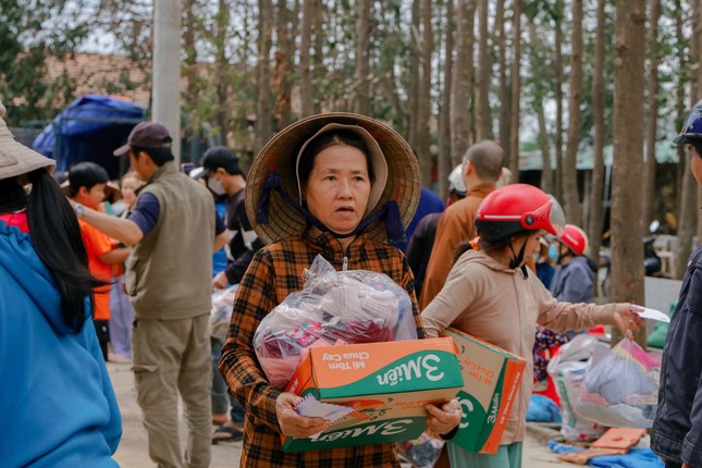 Bà con vùng bão lũ nhận quà