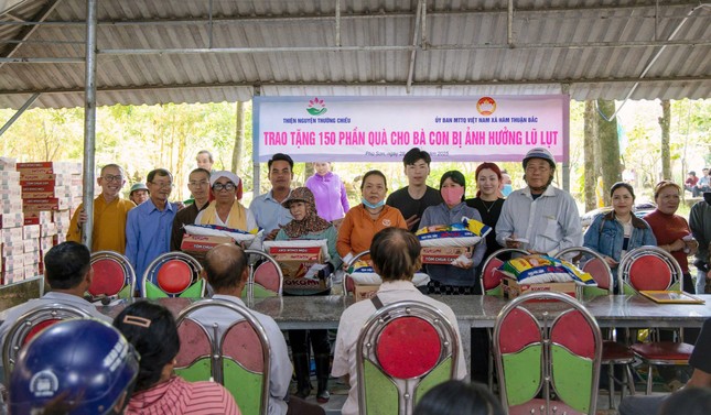 Nhóm thiện nguyện Thường Chiếu trao 150 phần quà cho bà con bị ảnh hưởng bởi lũ lụt