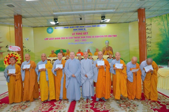 Phân ban Ni giới TP.Cần Thơ trao Giấy chứng nhận đến chư Ni sau khóa học Phân ban Ni giới TP.Cần Thơ trao Giấy chứng nhận đến chư Ni sau khóa học