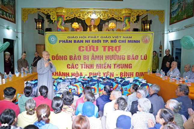 Ni sư Thích nữ Huệ Dâng, đại diện đoàn động viên bà con sớm việt qua khó khăn Ni sư Thích nữ Huệ Dâng, đại diện đoàn động viên bà con sớm việt qua khó khăn