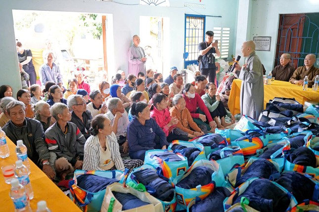 Bà con địa phương về chùa nhận quà của đoàn Bà con địa phương về chùa nhận quà của đoàn