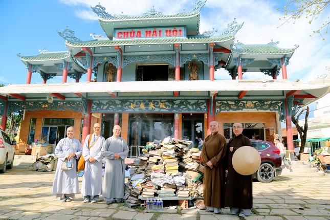 Chùa Hải Hội sau bão lụt, nhiều kinh sách bị hư hỏng nặng