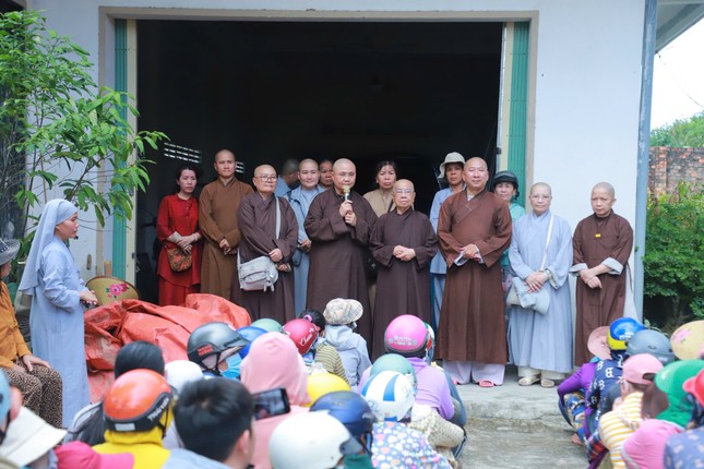 Ni sư Thích nữ Chúc Tường đại diện đoàn động viên bà con tỉnh Đắk Lắk cố gắng vượt lên khó khăn sau bão lũ Ni sư Thích nữ Chúc Tường đại diện đoàn động viên bà con tỉnh Đắk Lắk cố gắng vượt lên khó khăn sau bão lũ