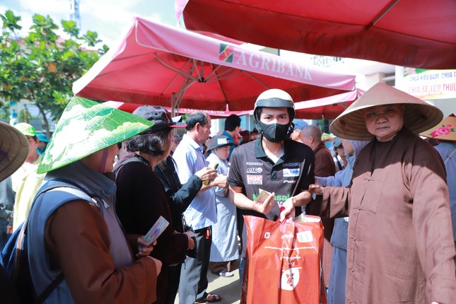 Đoàn trao quà hỗ trợ những gia đình khó khăn sau bão lũ tại tỉnh Khánh Hòa Đoàn trao quà hỗ trợ những gia đình khó khăn sau bão lũ tại tỉnh Khánh Hòa