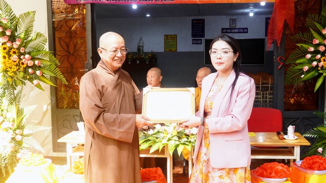 Thượng tọa Thích Trí Định trao thư cảm ơn đến đại diện Hội Canh Vinh and you Thượng tọa Thích Trí Định trao thư cảm ơn đến đại diện Hội Canh Vinh and you