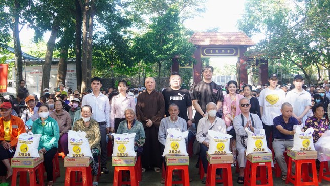 Thượng tọa Thích Thiện Thuận cùng đoàn chia sẻ với bà con khó khăn Thượng tọa Thích Thiện Thuận cùng đoàn chia sẻ với bà con khó khăn