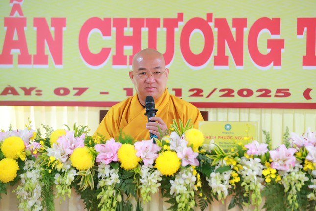 Thượng tọa Thích Phước Nguyên mở đầu chương trình giảng về kỹ năng dẫn chương trình Phật giáo tại khóa bồi dưỡng