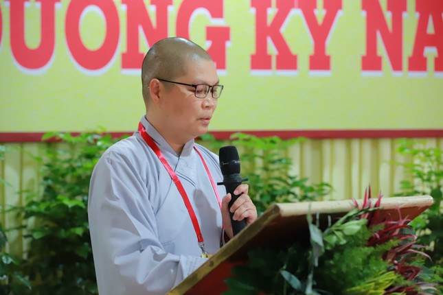 Ni sư Thích nữ Huệ Đức báo cáo về quá trình chuẩn bị và công tác tổ chức Khóa bồi dưỡng kỹ năng và Hội thi dẫn chương trình Phật giáo