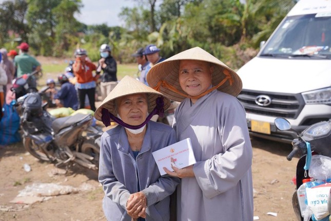 Ni sư Thích nữ Như Hiền trao quà cho hộ nghèo Ni sư Thích nữ Như Hiền trao quà cho hộ nghèo