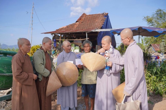 Đoàn chia sẻ khó khăn với những gia đình bị ảnh hưởng nặng nề do bão lũ Đoàn chia sẻ khó khăn với những gia đình bị ảnh hưởng nặng nề do bão lũ