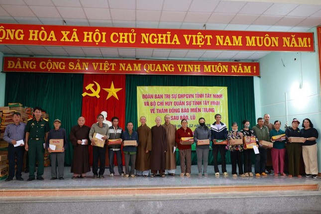 Đoàn trao quà chia sẻ đến bà con P.Hòa Kiến, tỉnh Đắk Lắk Đoàn trao quà chia sẻ đến bà con P.Hòa Kiến, tỉnh Đắk Lắk