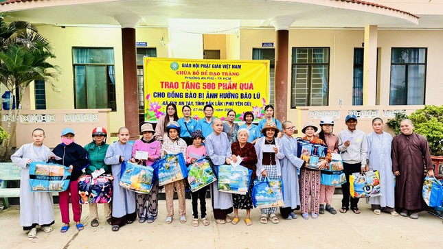 Đoàn trao quà đến những gia đình khó khăn do bão lũ tỉnh Đắk Lắk Đoàn trao quà đến những gia đình khó khăn do bão lũ tỉnh Đắk Lắk