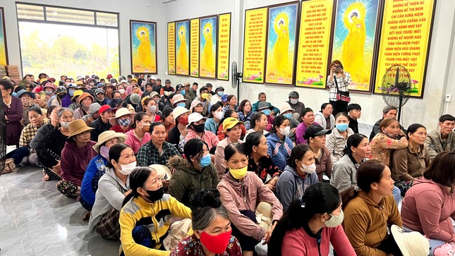 Bà con địa phương đến nhận quà của đoàn Bà con địa phương đến nhận quà của đoàn