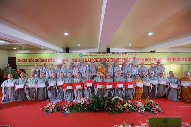 Các thí sinh đạt giải Hội thi dẫn chương trình Phật giáo cấp trung ương