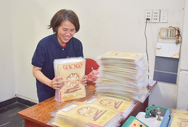 Chị Thu Vân sắp xếp Báo Giác Ngộ chuẩn bị chuyển đến tay bạn đọc - Ảnh: Quảng Đạo Chị Thu Vân sắp xếp Báo Giác Ngộ chuẩn bị chuyển đến tay bạn đọc - Ảnh: Quảng Đạo