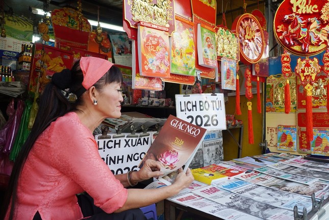 Cô Trần Thị Thùy Trang tại sạp báo tại địa chỉ 539 Cách Mạng Tháng Tám, P.Hòa Hưng Cô Trần Thị Thùy Trang tại sạp báo tại địa chỉ 539 Cách Mạng Tháng Tám, P.Hòa Hưng