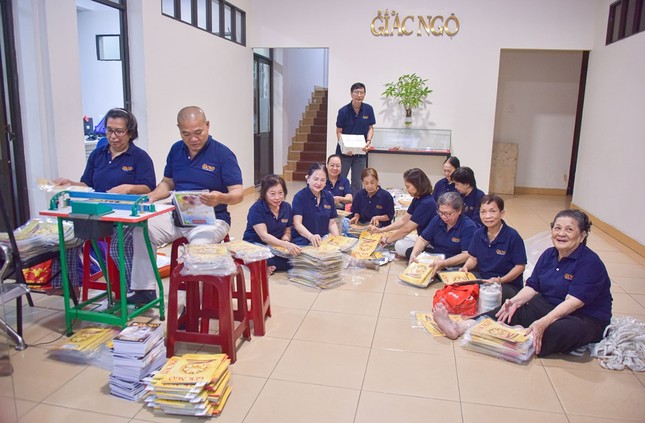 Các cô chú công quả gói Báo Giác Ngộ thứ năm hàng tuần tại tòa soạn - Ảnh: Quảng Đạo Các cô chú công quả gói Báo Giác Ngộ thứ năm hàng tuần tại tòa soạn - Ảnh: Quảng Đạo