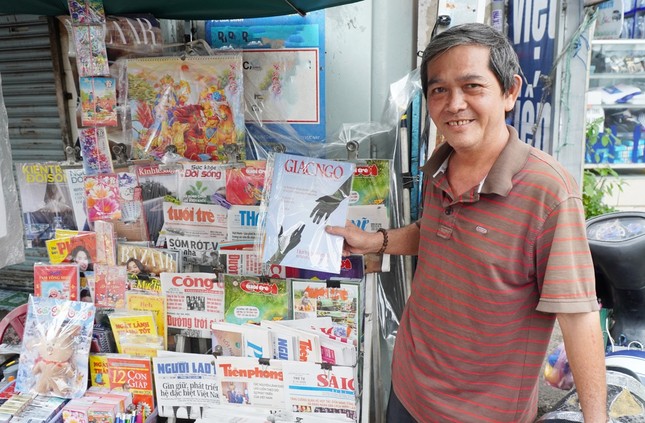 Ông Quách Hữu Tâm bên sạp báo nhỏ ở số 54 Nơ Trang Long, P.Bình Thạnh, TP.HCM Ông Quách Hữu Tâm bên sạp báo nhỏ ở số 54 Nơ Trang Long, P.Bình Thạnh, TP.HCM