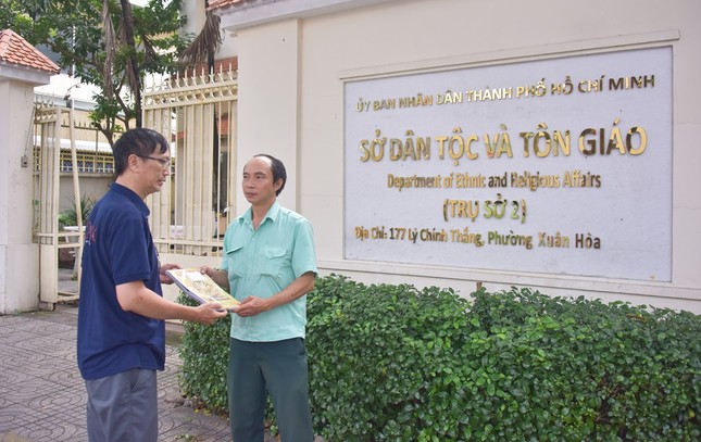 Anh Nguyễn Minh Hùng giao Báo Giác Ngộ đến Sở Dân tộc và Tôn giáo TP.HCM - Ảnh: Quảng Đạo Anh Nguyễn Minh Hùng giao Báo Giác Ngộ đến Sở Dân tộc và Tôn giáo TP.HCM - Ảnh: Quảng Đạo