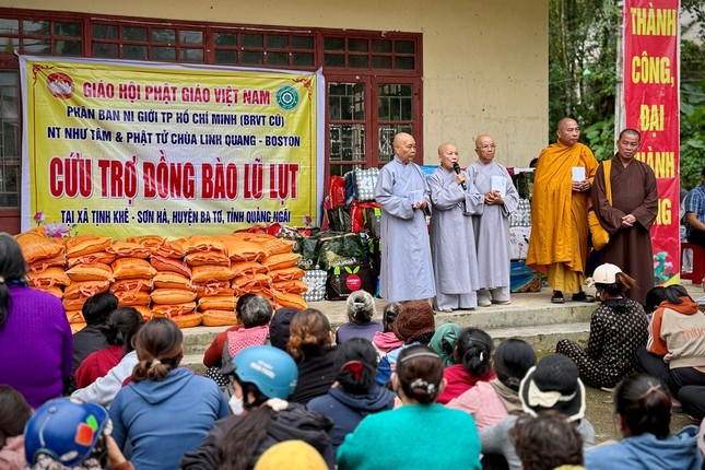 Đại diện Phân ban Ni giới TP.HCM động viên bà con vượt qua khó khăn, sớm ổn định cuộc sống Đại diện Phân ban Ni giới TP.HCM động viên bà con vượt qua khó khăn, sớm ổn định cuộc sống