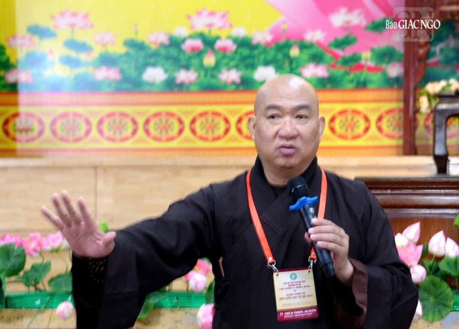 Thượng tọa Thích Phước Nguyên điều phối chương trình thảo luận